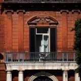 ...stesso materiale di cui sono fatte le quattro colonne di media altezza che lo affiancano e che sostengono il balcone del piano nobile